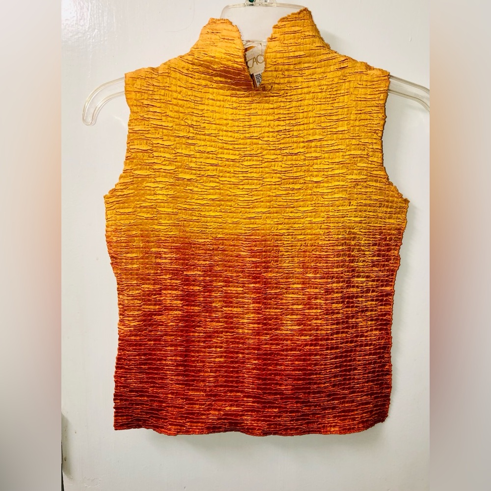 CACHE- 100% polyester stretch top